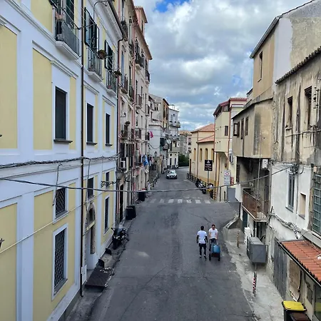 Italian Charm, Modern Elegance In Apartmán